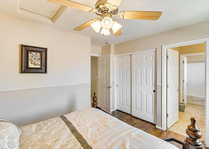 Near Parks & Golf Courses: Gilbert W/ Patio! Holiday home