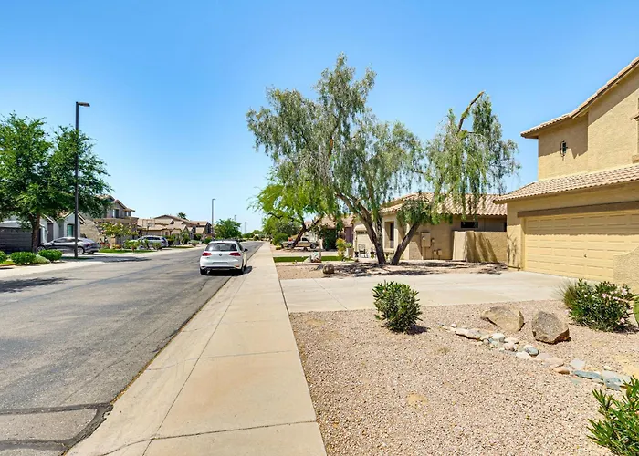Near Parks & Golf Courses: Gilbert W/ Patio! Holiday home